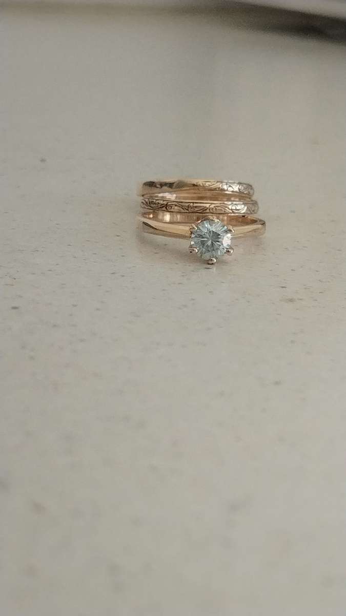ABSOLUTLY STUNNING SOLID 9CT GOLD 3SET RING MAIN RING HAS A LOVELY BLUISH STONE SET IN! 6.4 GRAMS