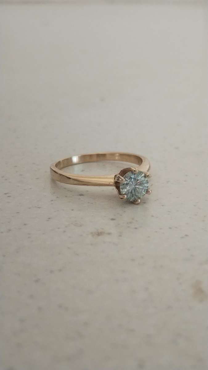 ABSOLUTLY STUNNING SOLID 9CT GOLD 3SET RING MAIN RING HAS A LOVELY BLUISH STONE SET IN! 6.4 GRAMS