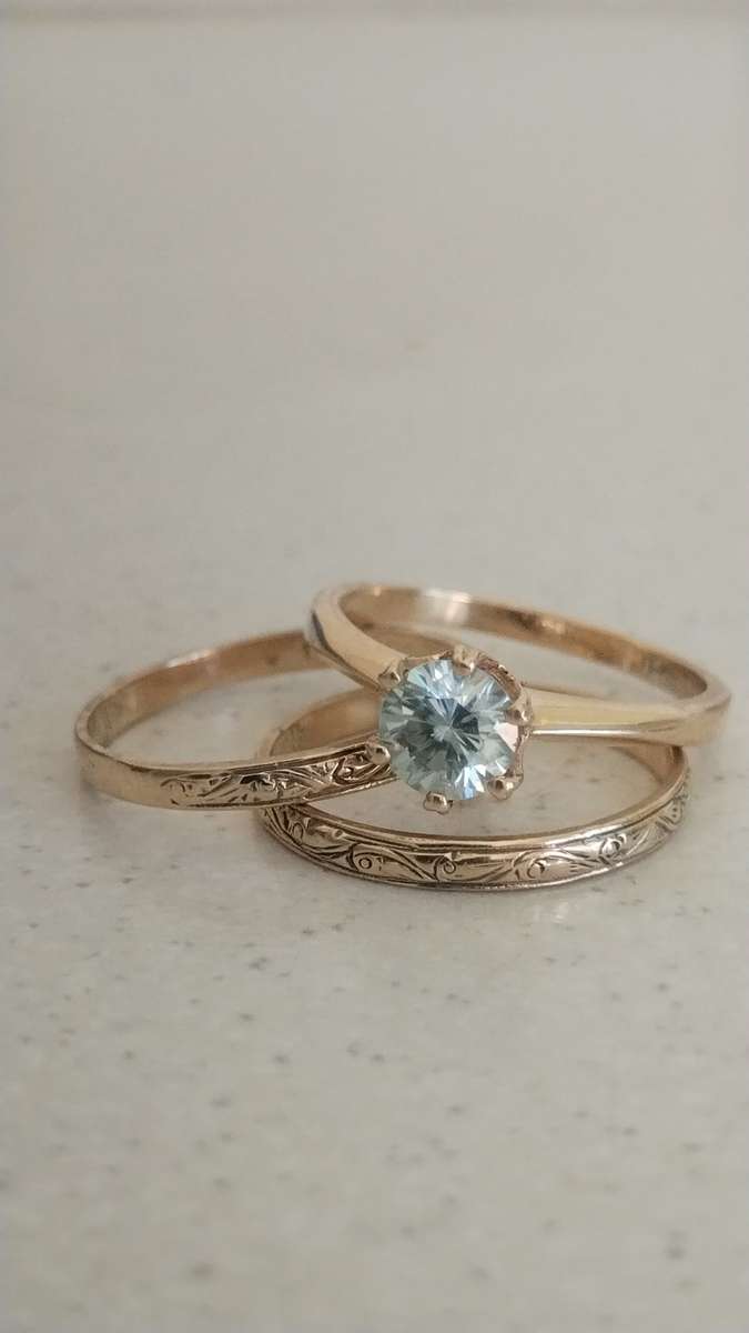 ABSOLUTLY STUNNING SOLID 9CT GOLD 3SET RING MAIN RING HAS A LOVELY BLUISH STONE SET IN! 6.4 GRAMS