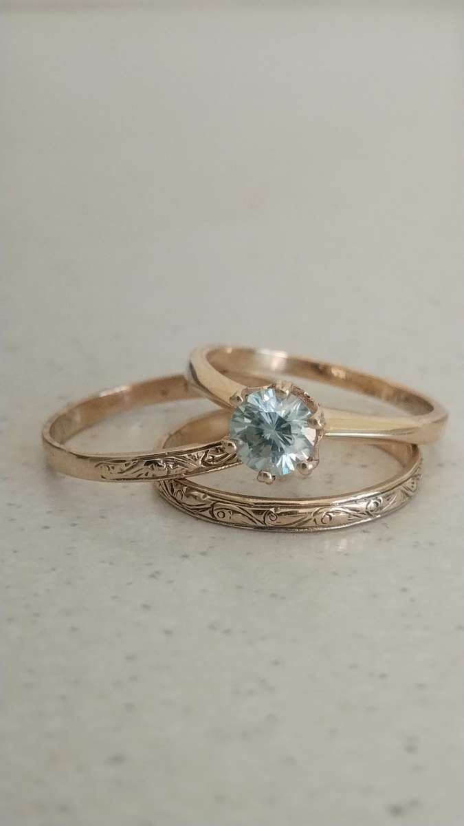 ABSOLUTLY STUNNING SOLID 9CT GOLD 3SET RING MAIN RING HAS A LOVELY BLUISH STONE SET IN! 6.4 GRAMS