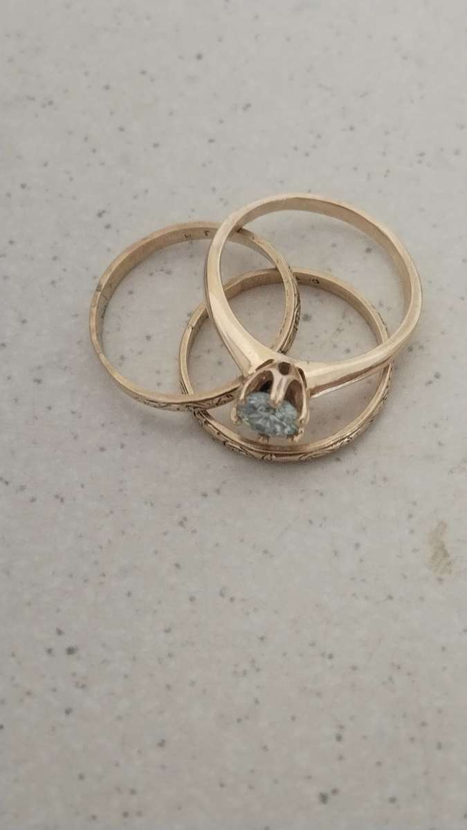 ABSOLUTLY STUNNING SOLID 9CT GOLD 3SET RING MAIN RING HAS A LOVELY BLUISH STONE SET IN! 6.4 GRAMS