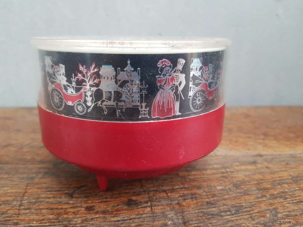 ANTIQUE WEEK #17 - LADY MATE TRINKET BOX - MAKES A BEUTIFUL MELODY! WORKING PERFECTLY!