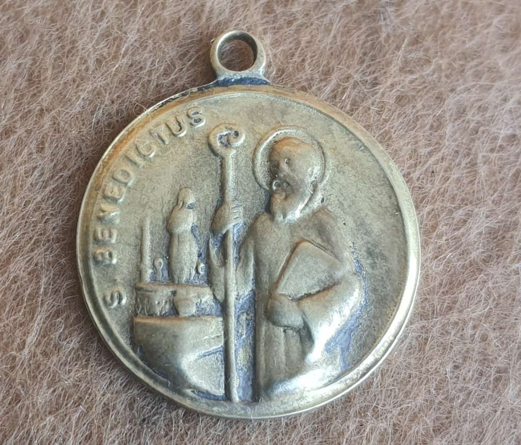 3 GRAMS SCRAP 9CT GOLD NECKLACE BROKEN AND SNT BENEDICTUS PENDATNT 2.1 GRAMS