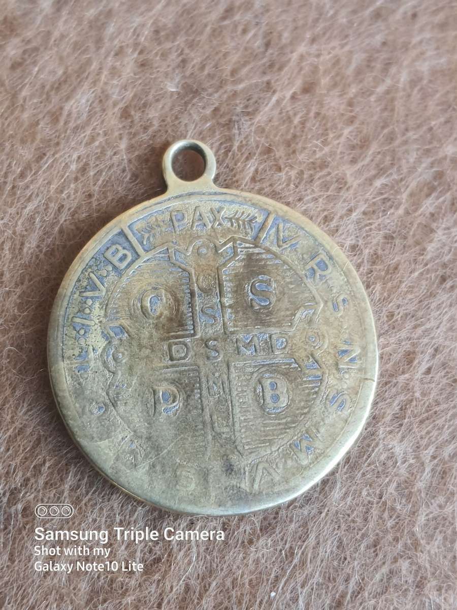 3 GRAMS SCRAP 9CT GOLD NECKLACE BROKEN AND SNT BENEDICTUS PENDATNT 2.1 GRAMS