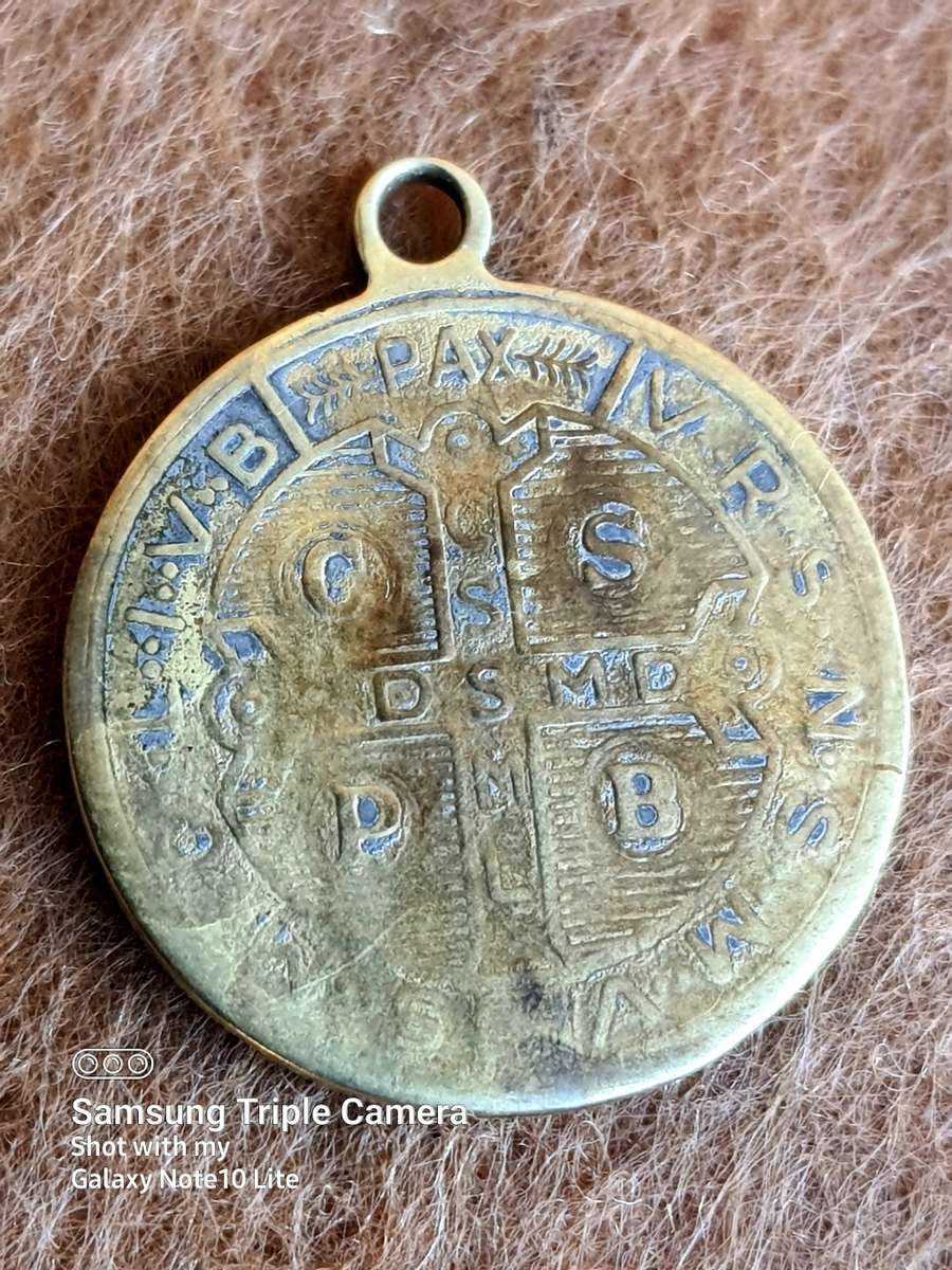 3 GRAMS SCRAP 9CT GOLD NECKLACE BROKEN AND SNT BENEDICTUS PENDATNT 2.1 GRAMS