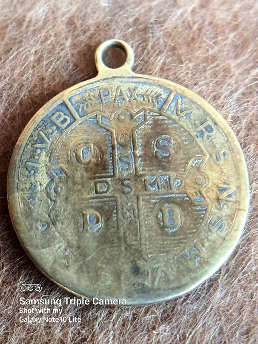 3 GRAMS SCRAP 9CT GOLD NECKLACE BROKEN AND SNT BENEDICTUS PENDATNT 2.1 GRAMS