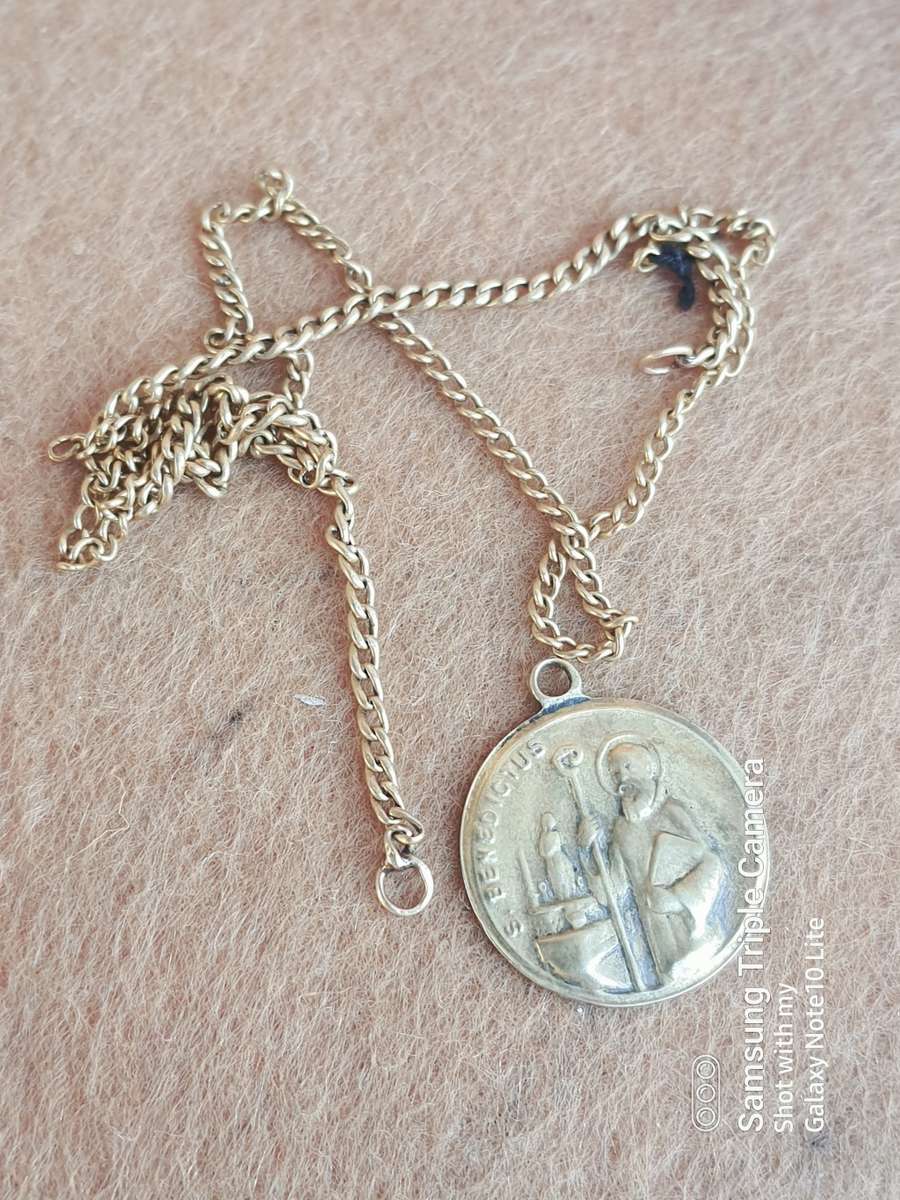 3 GRAMS SCRAP 9CT GOLD NECKLACE BROKEN AND SNT BENEDICTUS PENDATNT 2.1 GRAMS