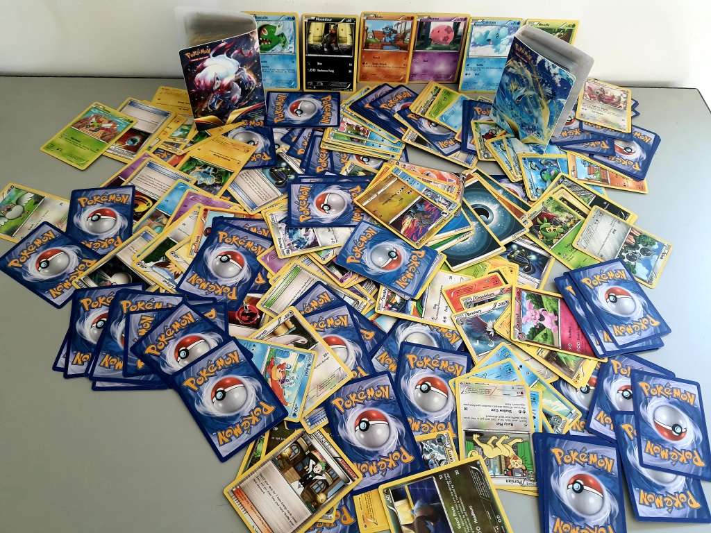 #22 - 300+ POKEMON TRADING CARDS