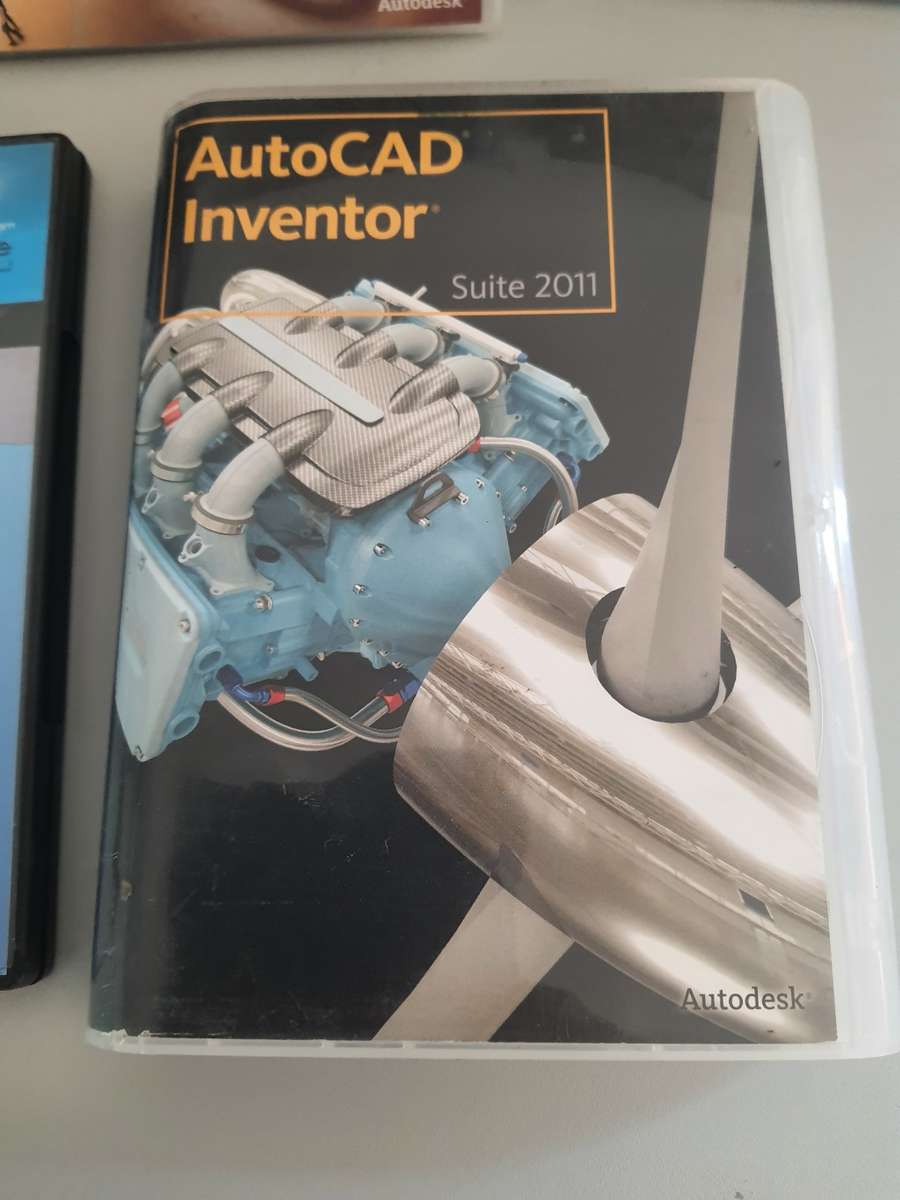 #32 - X5 AUTO CAD COMPUTERE CDS IN IMACULATE CONDITION WITH PRODUCT CODES