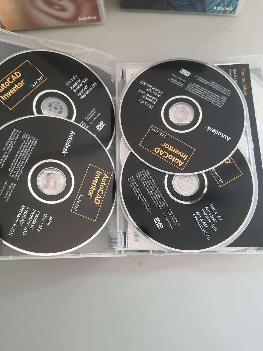 #32 - X5 AUTO CAD COMPUTERE CDS IN IMACULATE CONDITION WITH PRODUCT CODES