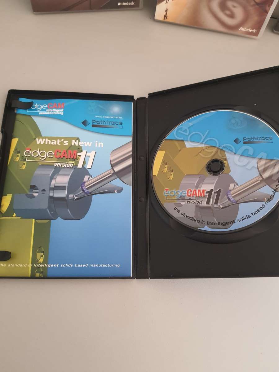 #32 - X5 AUTO CAD COMPUTERE CDS IN IMACULATE CONDITION WITH PRODUCT CODES