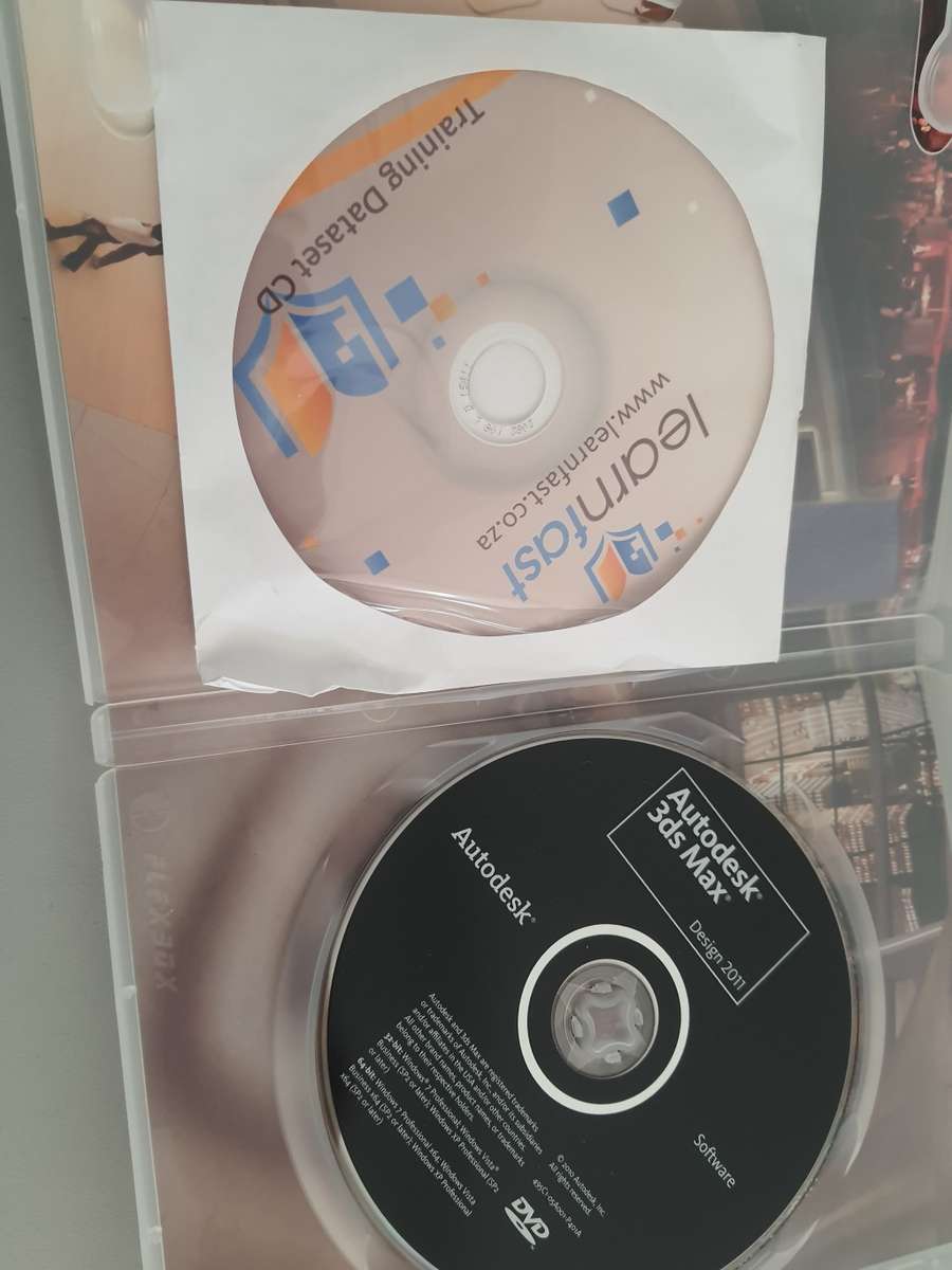 #32 - X5 AUTO CAD COMPUTERE CDS IN IMACULATE CONDITION WITH PRODUCT CODES