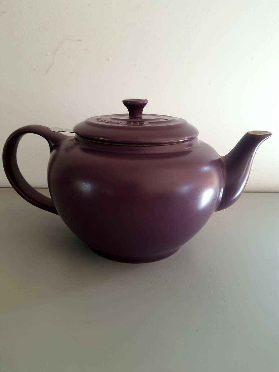 DEEP PURPLE LE CREUSET - CLASSIC AND ELEGANT TEA POT.