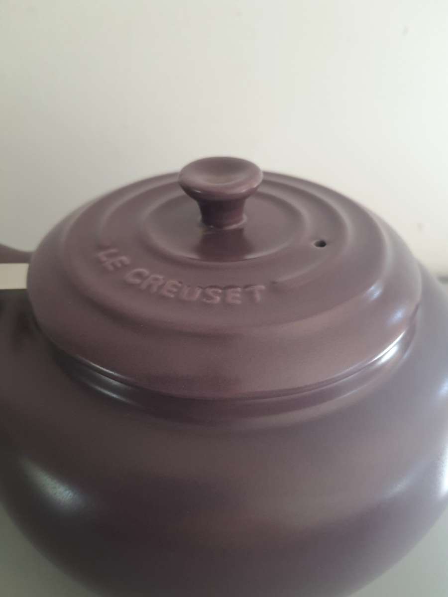 DEEP PURPLE LE CREUSET - CLASSIC AND ELEGANT TEA POT.
