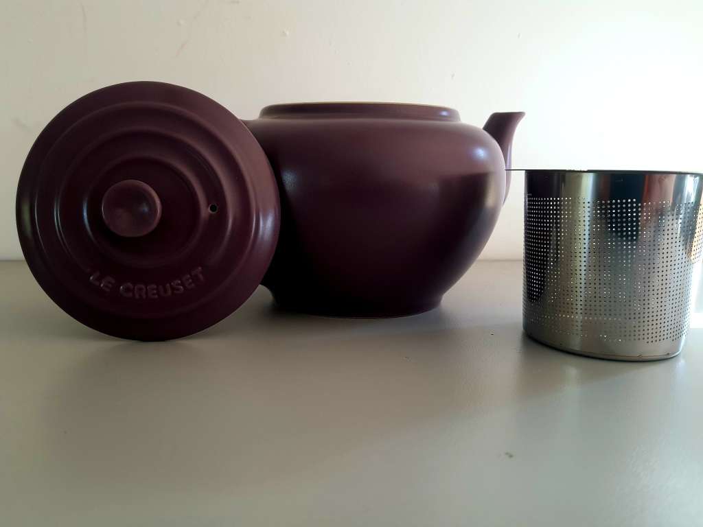 DEEP PURPLE LE CREUSET - CLASSIC AND ELEGANT TEA POT.