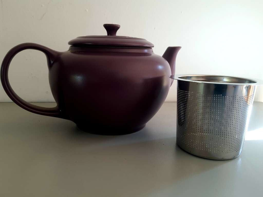 DEEP PURPLE LE CREUSET - CLASSIC AND ELEGANT TEA POT.