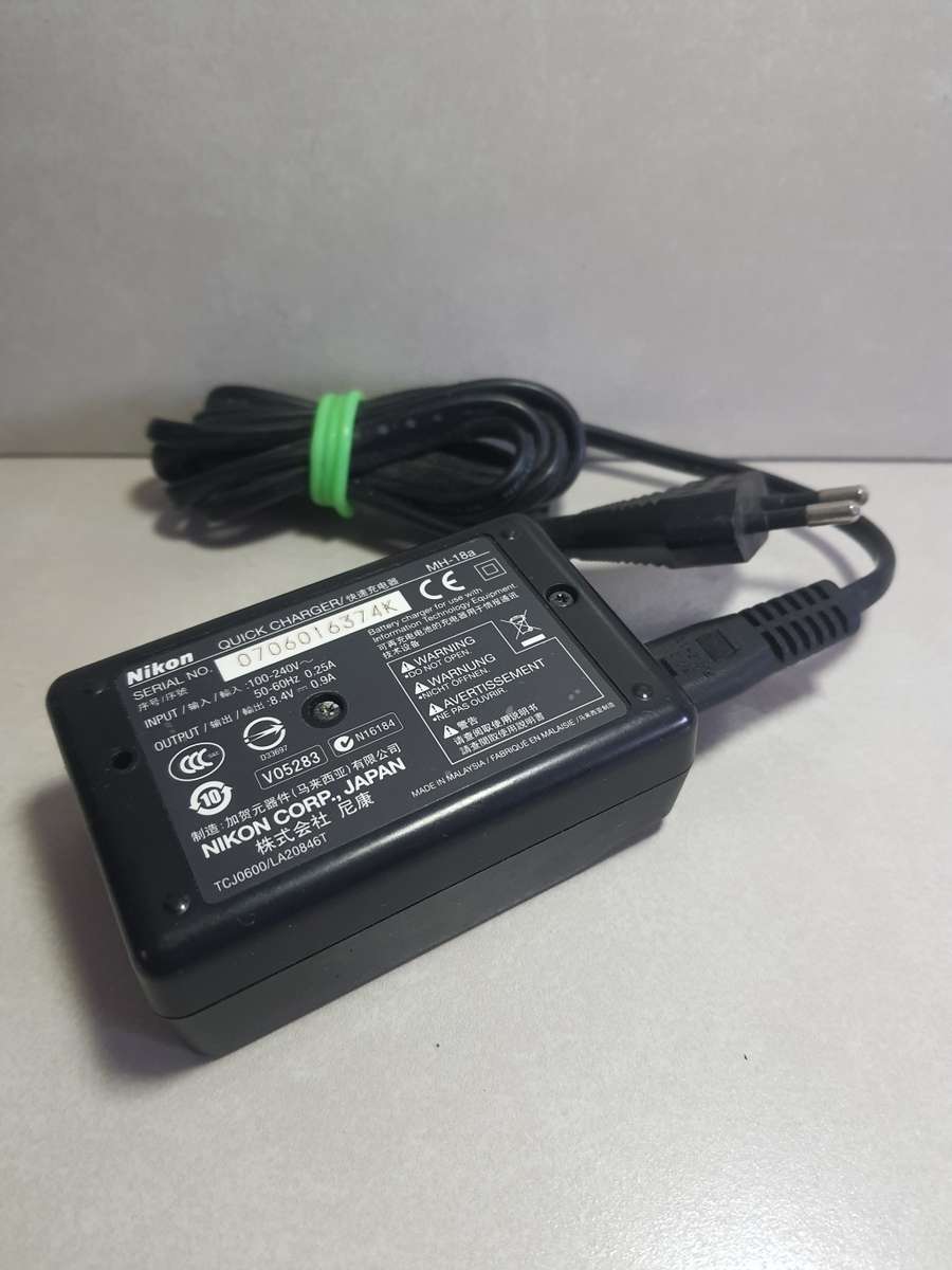 #16 Nikon D3000 with AF Lens Battery and Charger - comes with carry bag