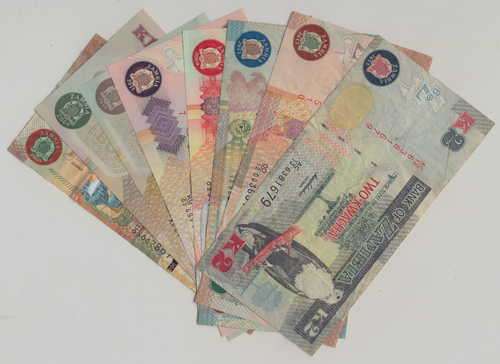 Lot of 8 old Zambia banknotes - Some uncirculated