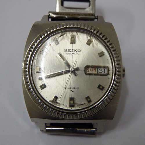 Seiko Automatic watch - Glass damaged - Watch runs and stops