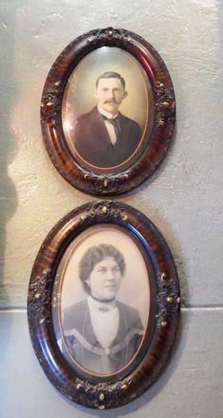 Pair of Antique Art oval photo frames with photos - Bubble glass - Size : 63 cm x 47 cm