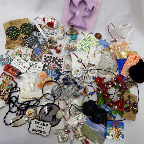 Lot of more than 70 small items mostly costume jewellery - @ CRAZY R1 start