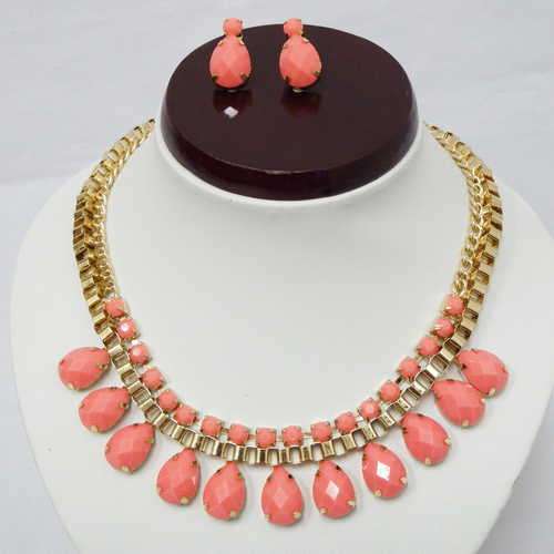 Costume jewellery necklace and earrings