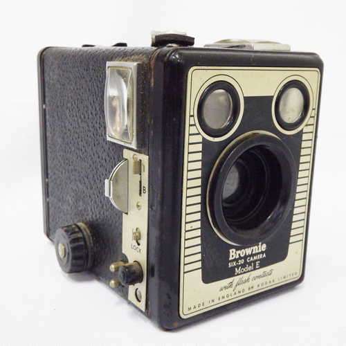 Old Kodak Eastman Brownie six-20 camera - Model E with flash contacts - Not tested