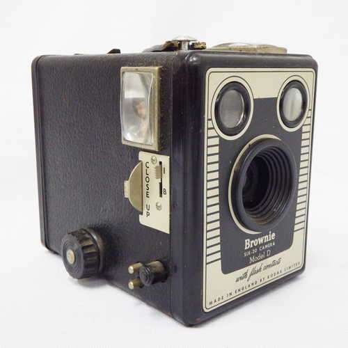 Kodak Eastman six-20 Brownie camera - Model D - Handle broken - Not tested