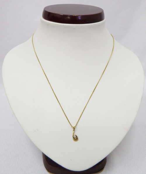 9 ct gold necklace with 9 ct gold pendant with small diamond - Weighs: 2.1 g