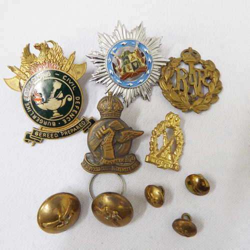 Lot of 10 Military buttons and badges @ crazy R1 start