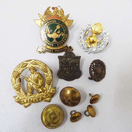 Lot of 10 military badges and buttons @ crazy R1 start