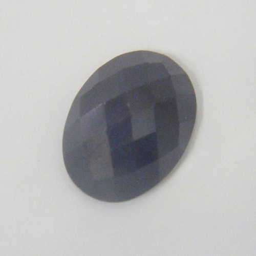 Oval faceted Sapphire - Weight: 12.49ct - Colour: Dark blue - With valuation certificate