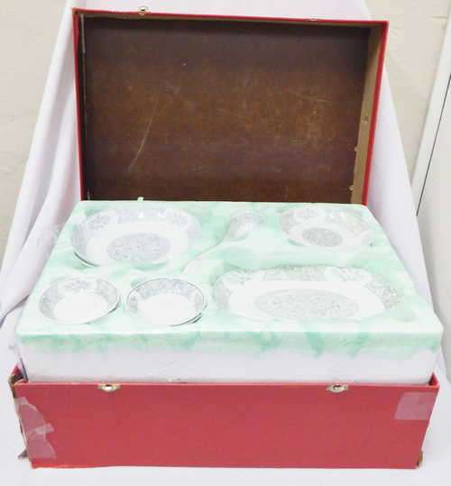 Sushi dinner set - Still sealed - In Original box - Box slightly damaged