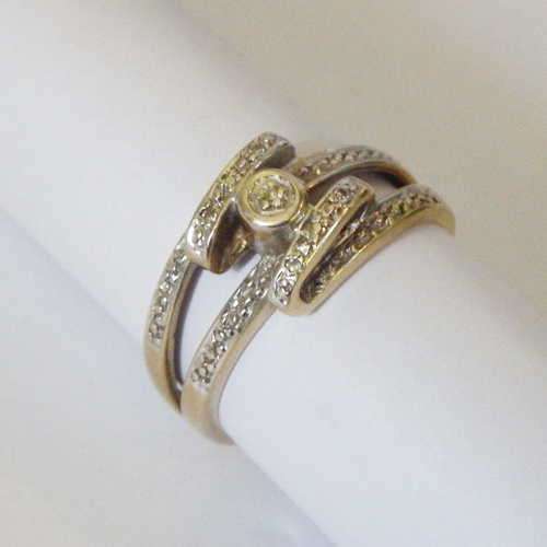 9ct Gold ring with 5 small diamonds - Weighs: 3.9 grams