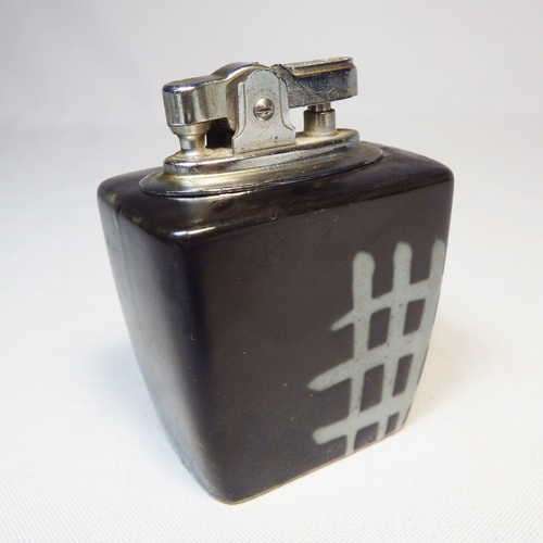 Vintage porcelain fluid table lighter