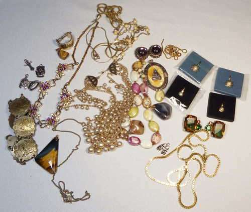 Lot of new and broken costume jewellery