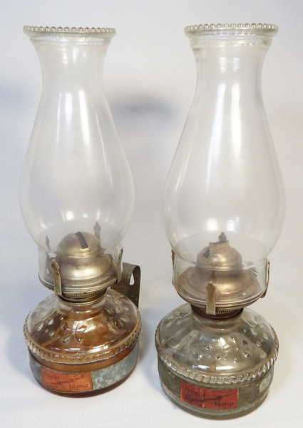 Pair of vintage oil lamps - Small chip on one glass