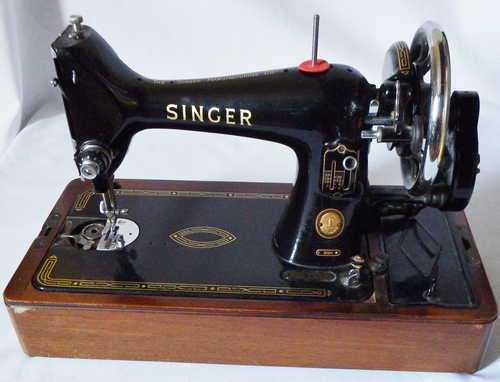 Beautiful 1955 Singer Model 99k Sewing Machine In hard Case - Some Extras