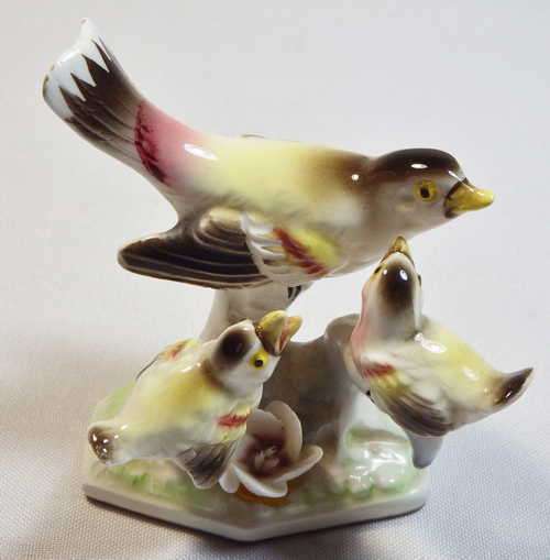 Porcelain figurine - Bird with chicks - Decent quality - Unnamed