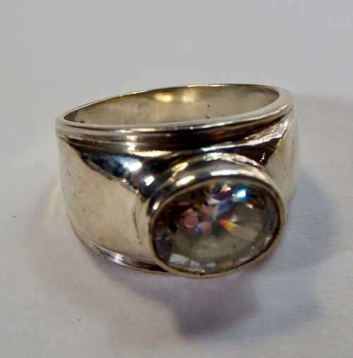 Sterling silver ring with cubic zirconia - Weighs 5,8 grams - Size P