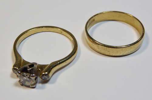 18 Karat yellow gold ring with 3 diamonds totalling half a karat - Quality centre diamond