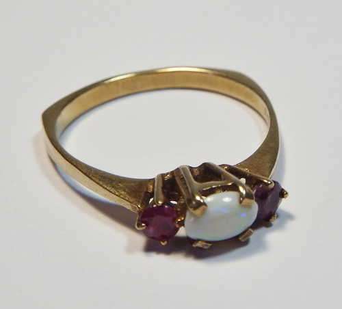 9 kt gold ring with opal and 2 rubies - Weighs 2,1 grams - Size P/Q