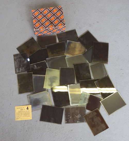 Lot of 30 old photo slides - Box 12 x 17 cm