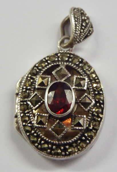 Sterling silver marcasite pendant with garnet - Weighs 10,7 grams