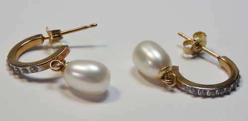 9 kt gold and pearl earrings with cubic zirconias - Weighs 1,5 grams