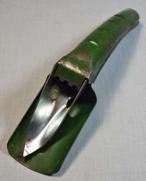 Vintage oil can spout with self opener