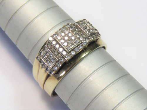 9kt Gold Wedding ring set with 70 very small diamonds - Weighs: 3.7 grams - Size: N