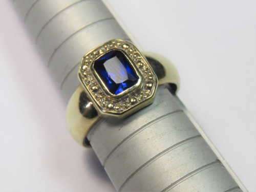 9kt Gold ring with blue sapphire - Weighs: 4.2 g - Size: O