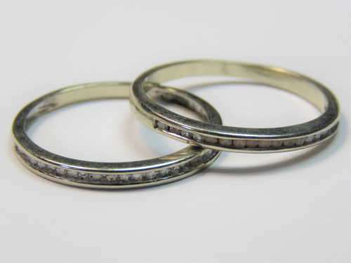 Pair of 9kt white gold wedding bands with 20 small diamonds - Weighs: 1..3 g - Size: P