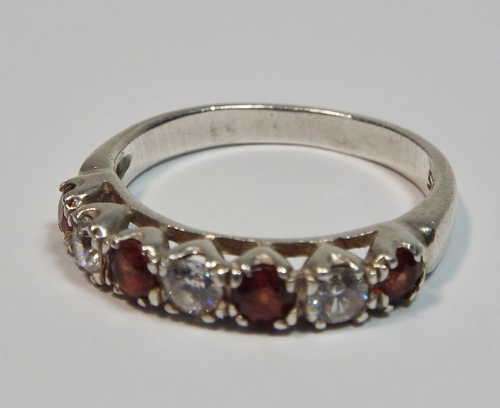 Sterling silver ring with garnets and cubic zirconias - Size N - Weighs 2.7g